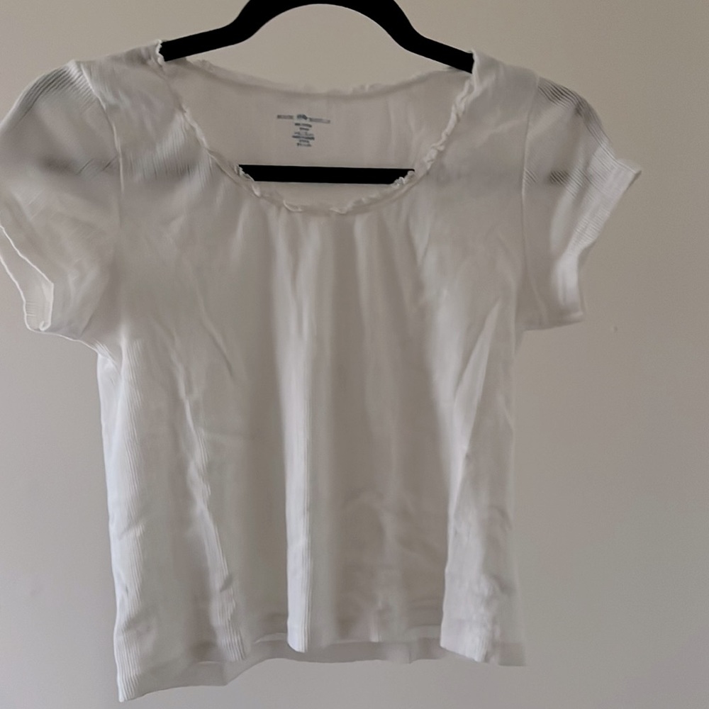 BRANDY MELVILLE-Scalloped Elastic Neckline baby tee